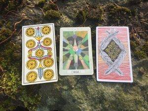 karta dnia: DZIEWIĄTKA DENARÓW (albo PENTAKLI,  DYSKÓW, MONET)