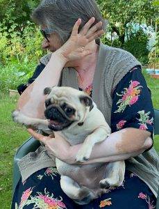 Pośród ogrodu siedzi ta królewska para…