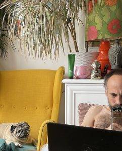 Miszur króluje na fotelu, a Tata Marcin siedzi w kucki na pufie